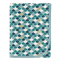 PRINT SWADDLING BLANKET IN LAGOON SCALES