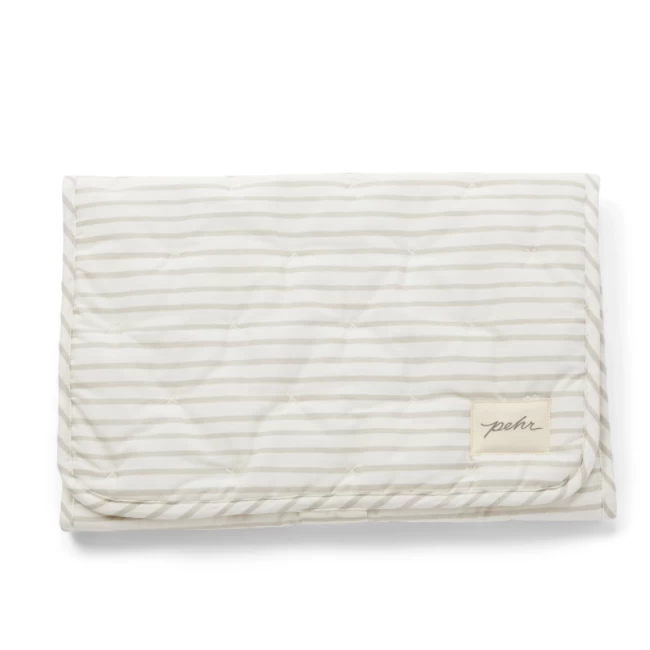 STRIPED ON THE GO PORTABLE CHANGING PAD IN PEBBLE GREY 2 STRIPED ON THE GO PORTABLE CHANGING PAD IN PEBBLE GREY - Afbeelding 2